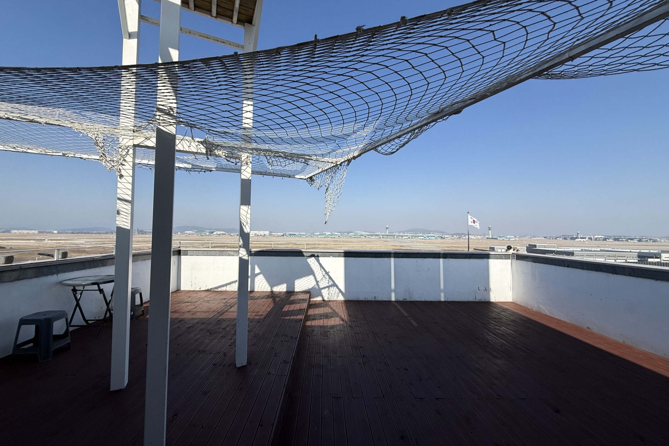 AIR RE-FRESH 屋上 テーブル・椅子エリア