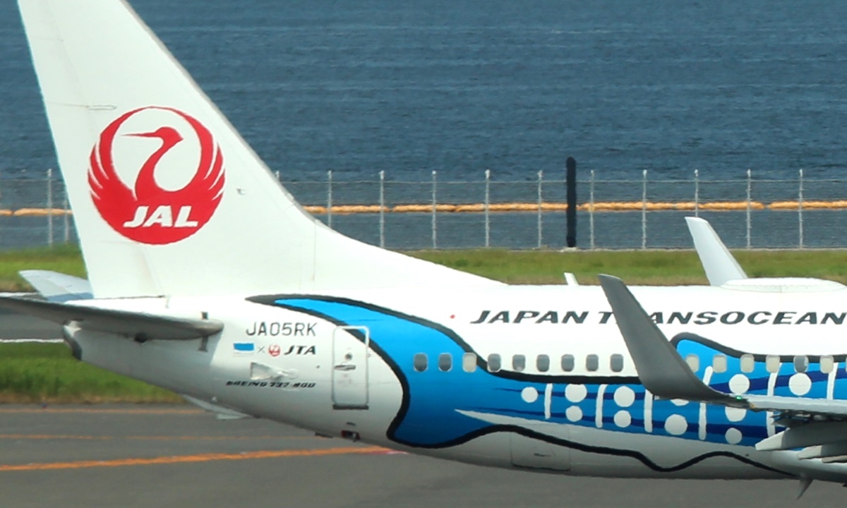 JTAのボーイング737-800（JA05RK）の胴体の後ろ。水平尾翼のすぐ前にJA05RKと書かれている