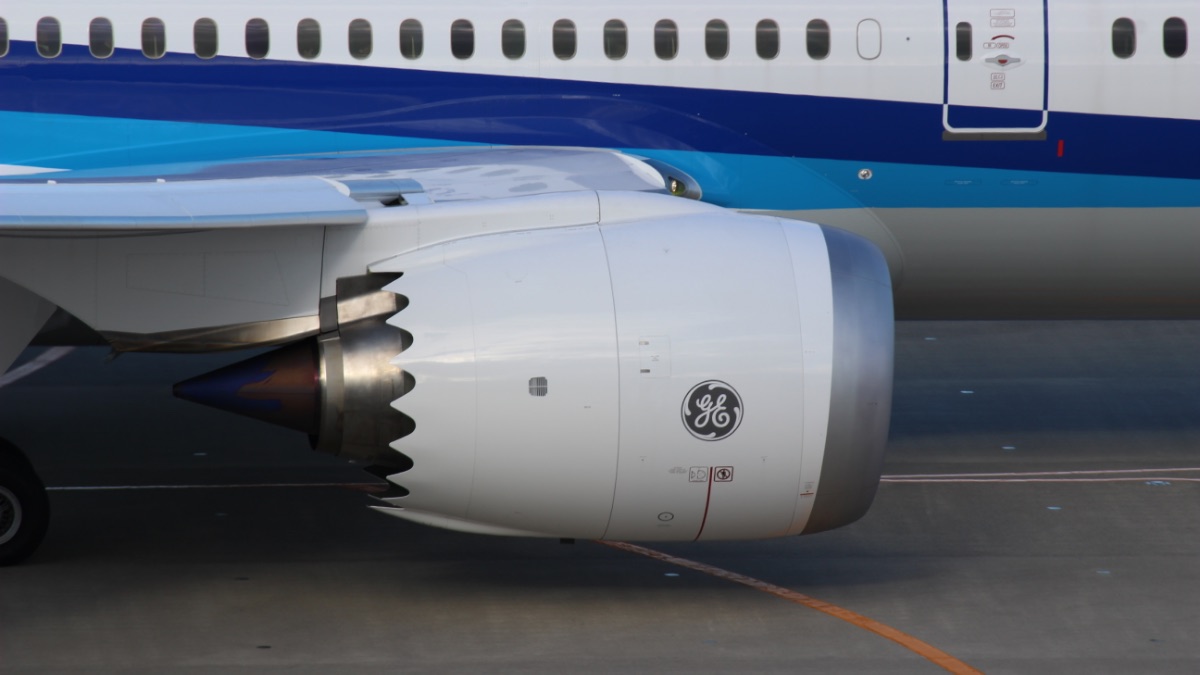 ANAのボーイング787のエンジンを横から撮った写真。エンジンの覆いの後ろの縁がノコギリの歯のような形になっている