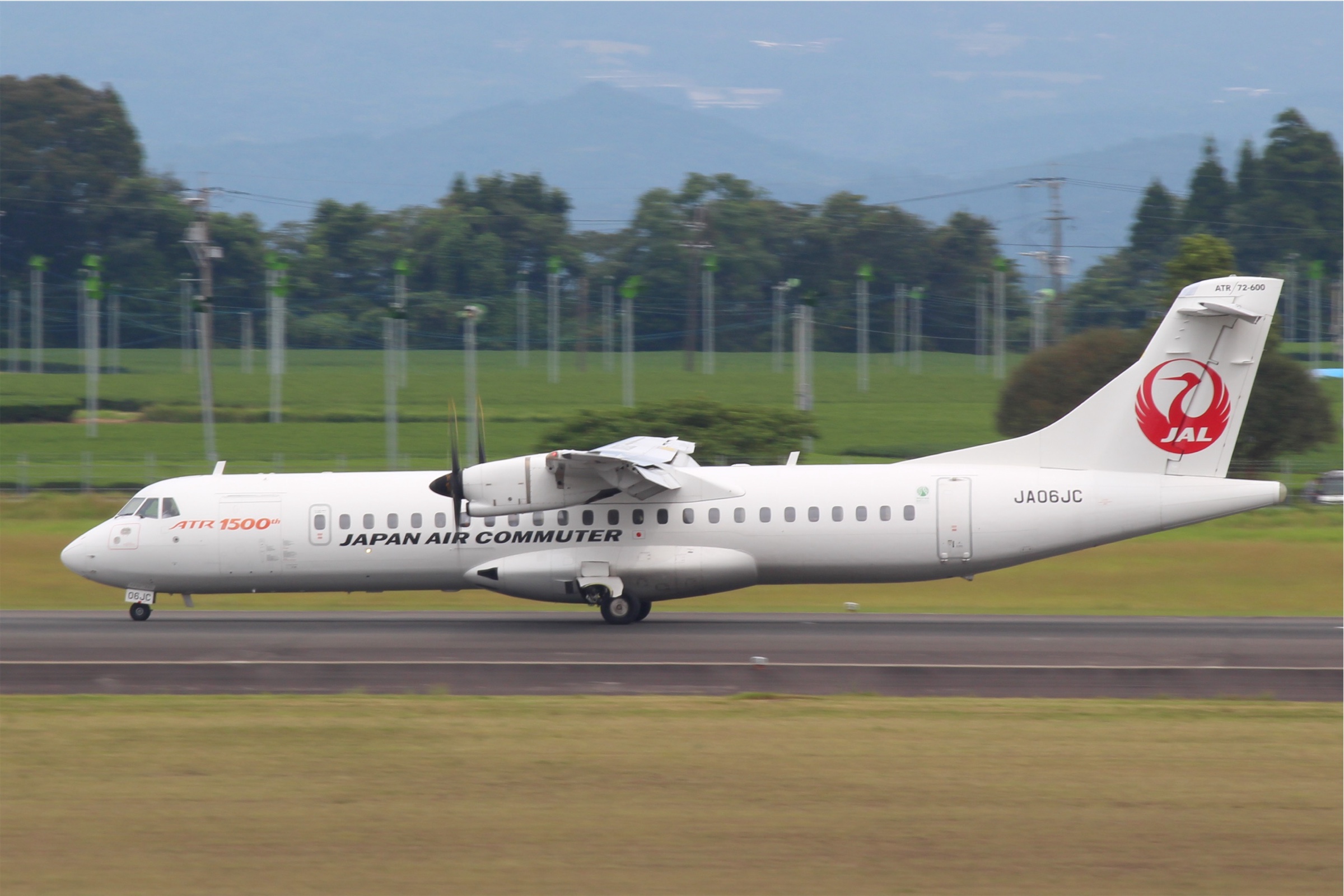 JACのATR72-600 機首にATR 1500thのロゴが入ったJA06JC